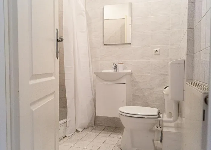 Pleasant 4 Private In Shared Apartment- Ideal For Short & Longstays Apartment